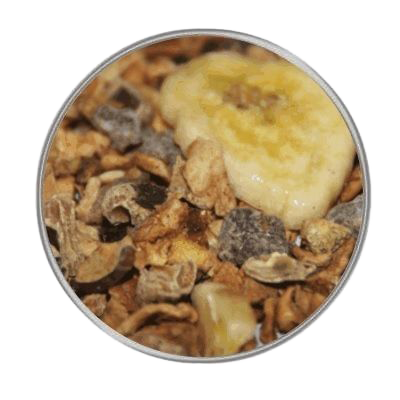 Eine Früchte-Gemüsemischung mit getrockneten Bananenscheiben, dunklen Fruchtstückchen und hellbraunen Flocken in grober, unregelmäßiger Struktur.