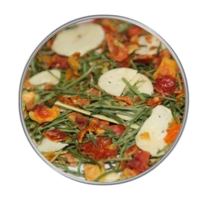  Abwehrkräfte-Eine bunte Gemüsemischung mit runden, hellen Scheiben, roten und orangefarbenen Würfeln sowie langen grünen Streifen, abgefüllt in einer runden Glasschale.Power