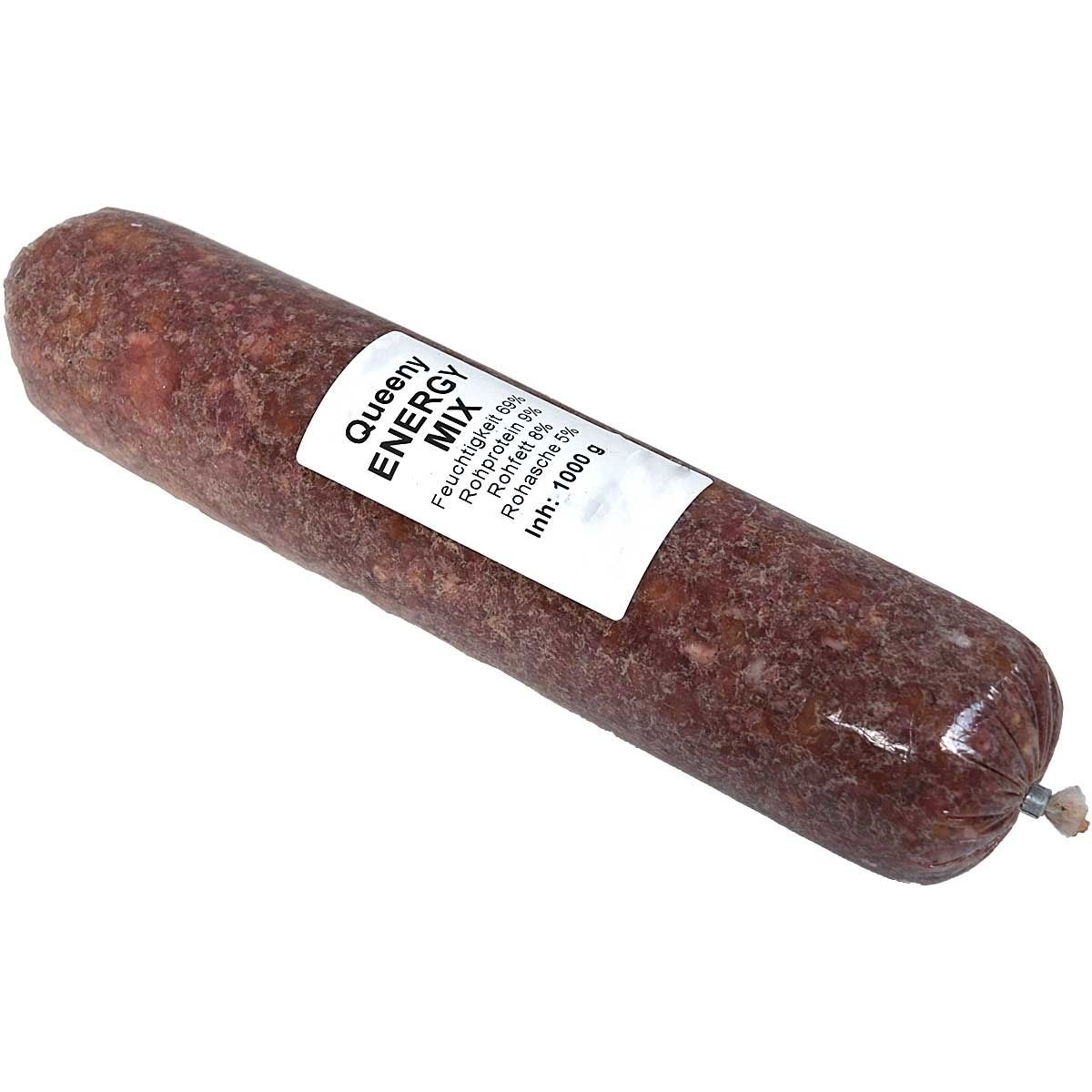 Eine Frostfleischrolle mit weißem Etikett und der Aufschrift „Queeny Energy Mix“. Verpackt in einem nicht essbaren Kunstdarm. Die Füllung ist grob gewolft und dunkelrot marmoriert.
