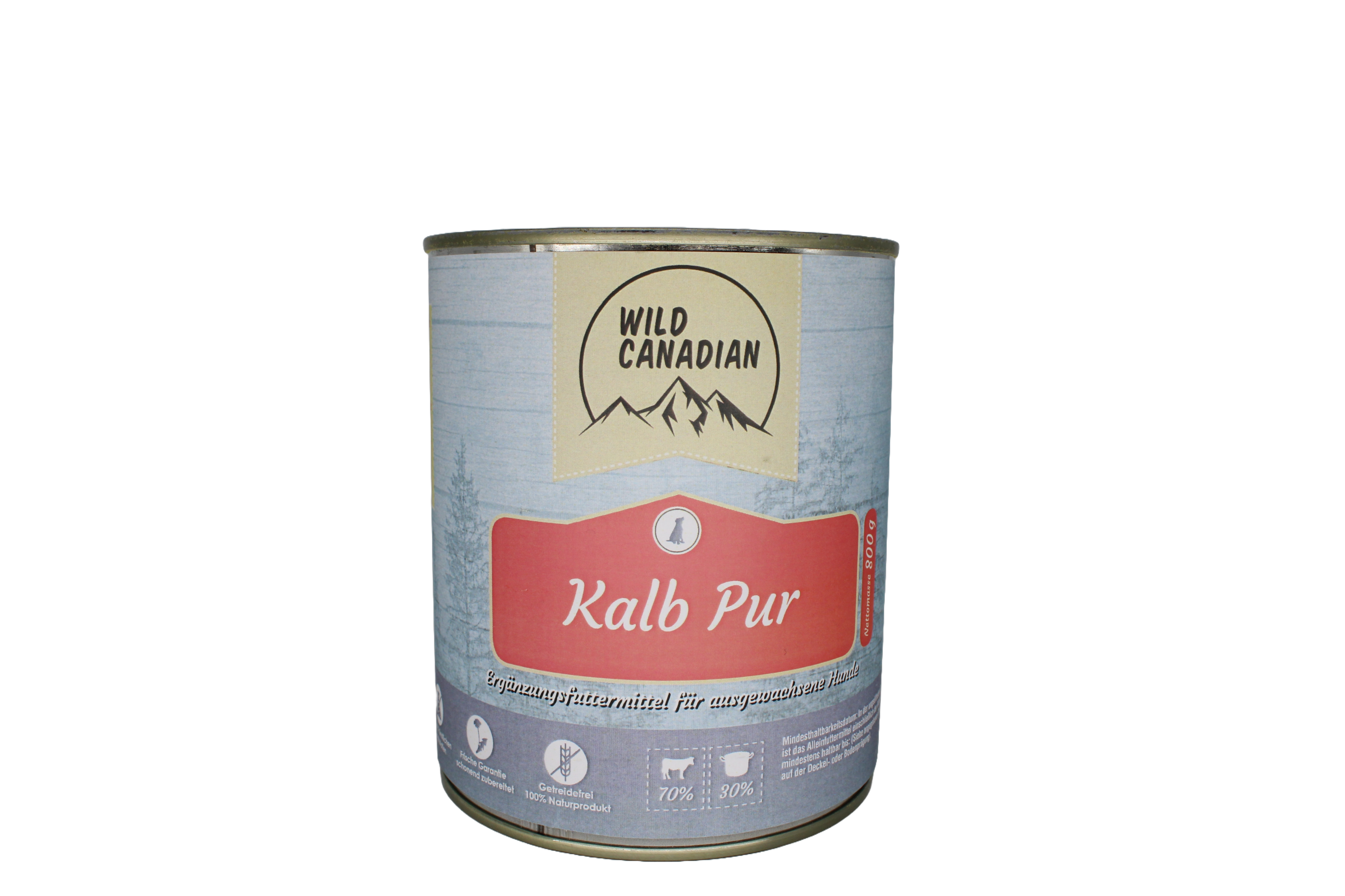 Eine zylindrische Futterdose mit hellblauem Etikett und rotem Feld mit der Aufschrift „Kalb Pur“. Oben steht das Logo „Wild Canadian“, unten befinden sich Symbole und Fütterungshinweise.