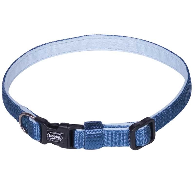 Hellblaues Hundehalsband mit schwarzer Kunststoffschnalle, verstellbarem Gurt, Metall-D-Ring und Markenaufdruck ‚Nobby‘ auf der Schnalle.