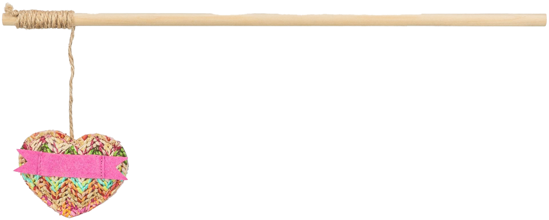 Ein Katzenspielzeug mit hellem Holzstab, daran befestigt eine geflochtene, herzförmige Spielkomponente in bunten Farben mit pinkem Filzband, aufgehängt an einer Naturkordel.