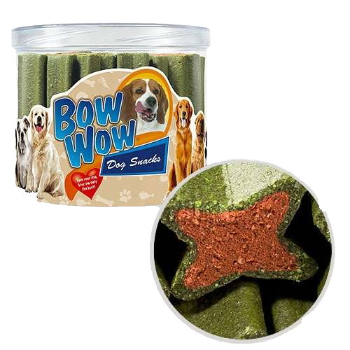 Ein transparenter Behälter mit „Bow Wow Dog Snacks“ zeigt grüne, sternförmige Hundesnacks mit roter Füllung. Auf dem Etikett sind verschiedene Hunderassen abgebildet.