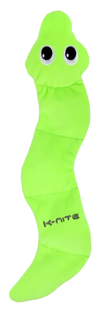 Ein längliches, gebogenes Hundespielzeug in leuchtendem Neongrün mit zwei großen schwarzen Augen. Auf dem unteren Teil steht der Schriftzug „K-Nite“. Die Oberfläche wirkt weich und plüschig.