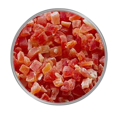 Ein Haufen kleiner, würfelförmiger Papayastücke in leuchtendem Rot-Orange mit leicht durchscheinender Oberfläche und kristalliner Zuckerbeschichtung.