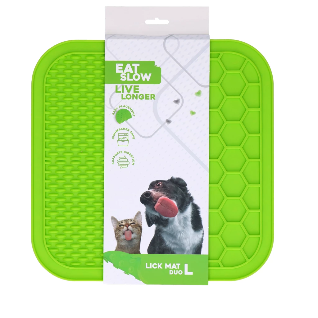 Grüne Schleckmatte ‚Eat Slow Live Longer‘ für Hunde und Katzen, mit Tierabbildungen auf der Verpackung und Hinweisen zu Zahnpflege und stressreduzierender Wirkung.