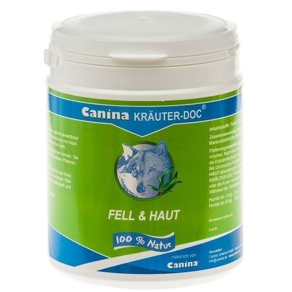 Weiße Dose mit grün-blauer Gestaltung. Aufschrift „Canina KRÄUTER-DOC FELL & HAUT – 100 % Natur“. Abbildung eines Wolfskopfs mit Blättern.