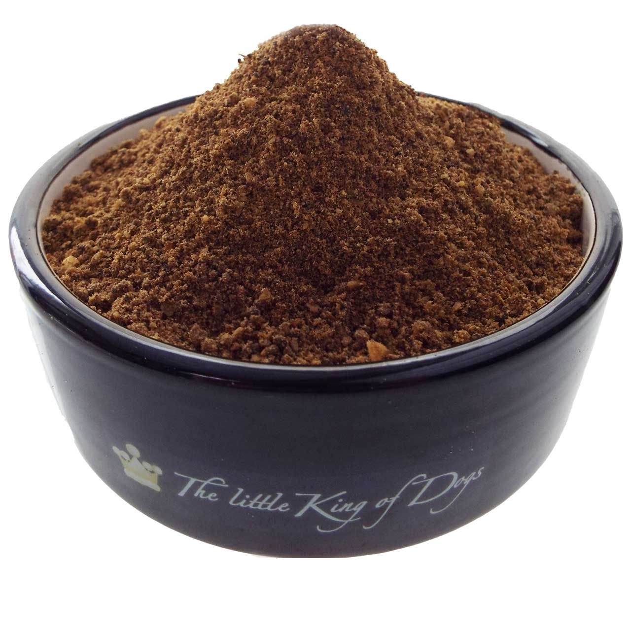 Ein schwarzer Keramiknapf, befüllt mit einem kegelförmig aufgeschütteten, mittelbraunen Pulver mit grober, leicht krümeliger Struktur und mattem Erscheinungsbild.