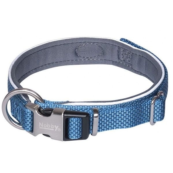 Blaues Hundehalsband mit gewebter Struktur, silberner Metallschnalle, silber -chwarzem Clipverschluss und gepolsterter Innenseite; Metallring zur Leinenbefestigung sichtbar.