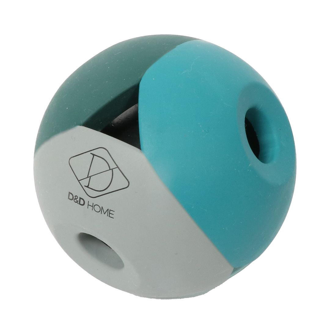 Kugelförmiges Hundespielzeug mit segmentierter Oberfläche in Türkis, Dunkelgrün und Hellgrau sowie mehreren Öffnungen.