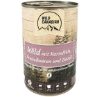 Eine Futterdose mit Holzoptik und lila Etikett mit der Aufschrift „Wild mit Gemüse und Reis“. Unten Piktogramme mit Angaben zu Fleisch-, Gemüse- und Reisanteilen.