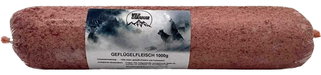 Eine Frostfleischrolle mit dem Etikett „Geflügelfleisch“. Verpackt in einem nicht essbaren Kunstdarm. Die Füllung ist fein gewolft und zeigt eine hellbräunliche, homogene Struktur.