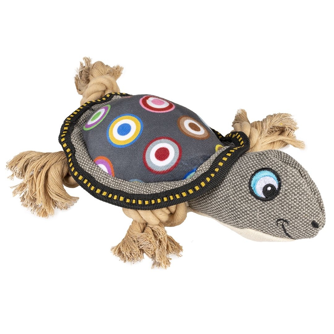 Hundespielzeug in Schildkrötenform mit grauem Stoffkörper und bunter, gemusterter Stoffschale. Beine und Schwanz aus Kordel, gesticktes Gesicht mit Lächeln.