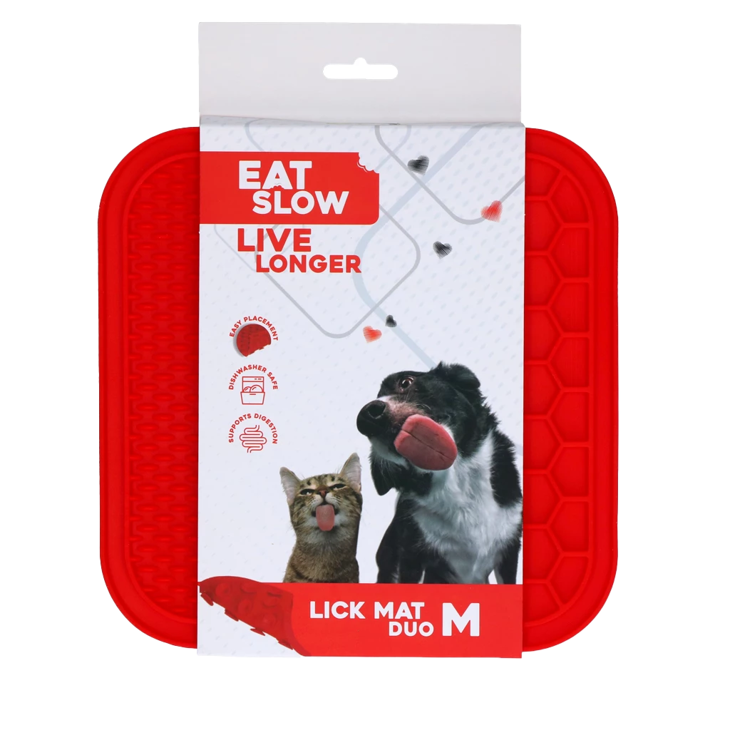 Rote Schleckmatte ‚Eat Slow Live Longer‘ für Hunde und Katzen, mit Tierabbildungen auf der Verpackung und Hinweisen zu Zahnpflege und stressreduzierender Wirkung.