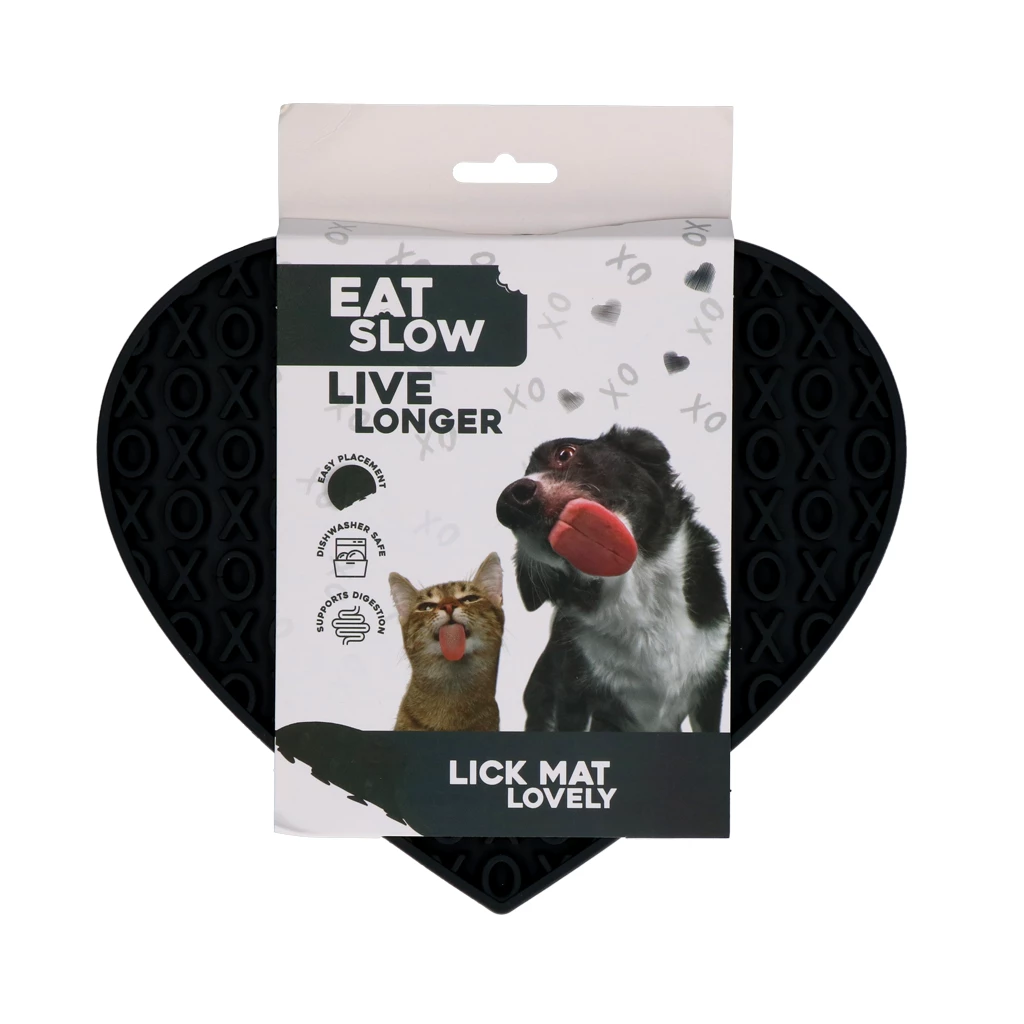 Herzförmige graue Schleckmatte ‚Eat Slow Live Longer – Lick Mat Lovely‘ für Hunde und Katzen, in Verpackung mit Tierabbildungen und Hinweisen zu Verdauung und Anwendung.