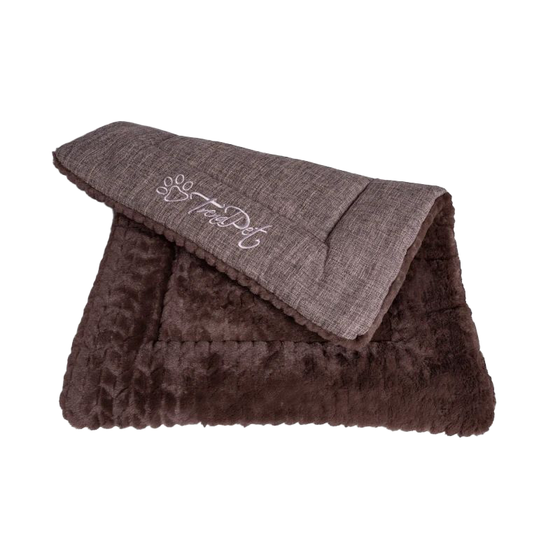 Eine braune Hundedecke mit flauschiger Plüschoberseite in Dunkelbraun und glatter Unterseite in Leinenoptik. Oben ist das „TrendPet“-Logo aufgestickt