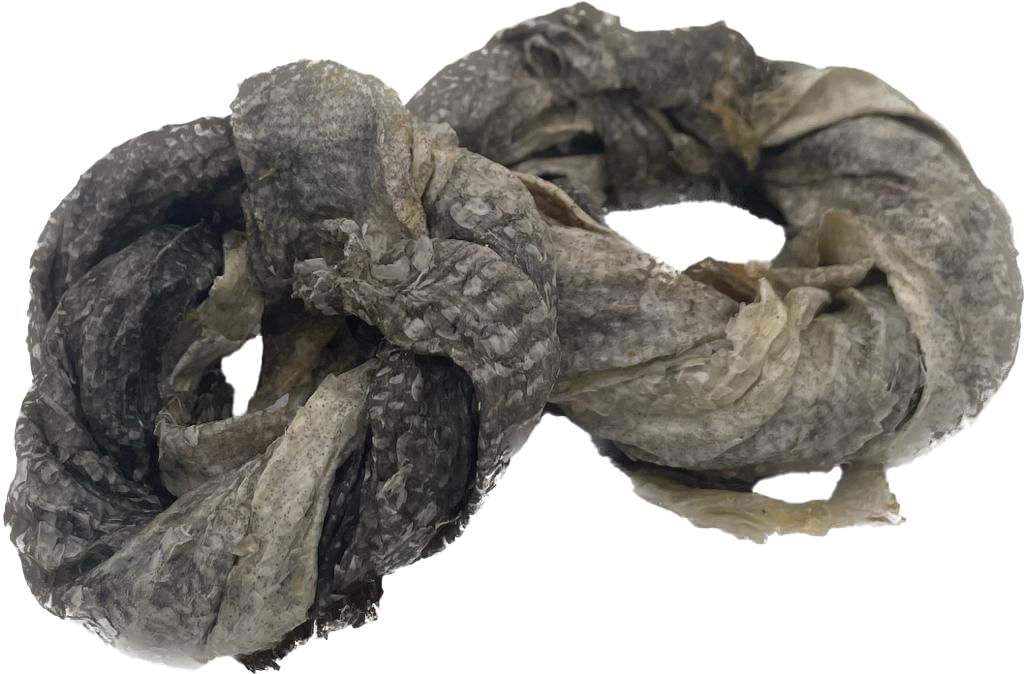 Zwei runde Snacks aus gedrehter Dorschhaut in Grautönen mit schuppiger Oberfläche. Die Donuts haben eine unregelmäßige Struktur und wirken leicht glänzend.