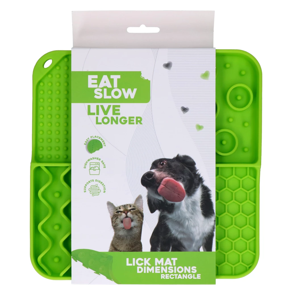 Grüne Schleckmatte ‚Eat Slow Live Longer‘ für Hunde und Katzen, mit Tierabbildungen auf der Verpackung und Hinweisen zu einfacher Anwendung und Spülmaschineneignung.