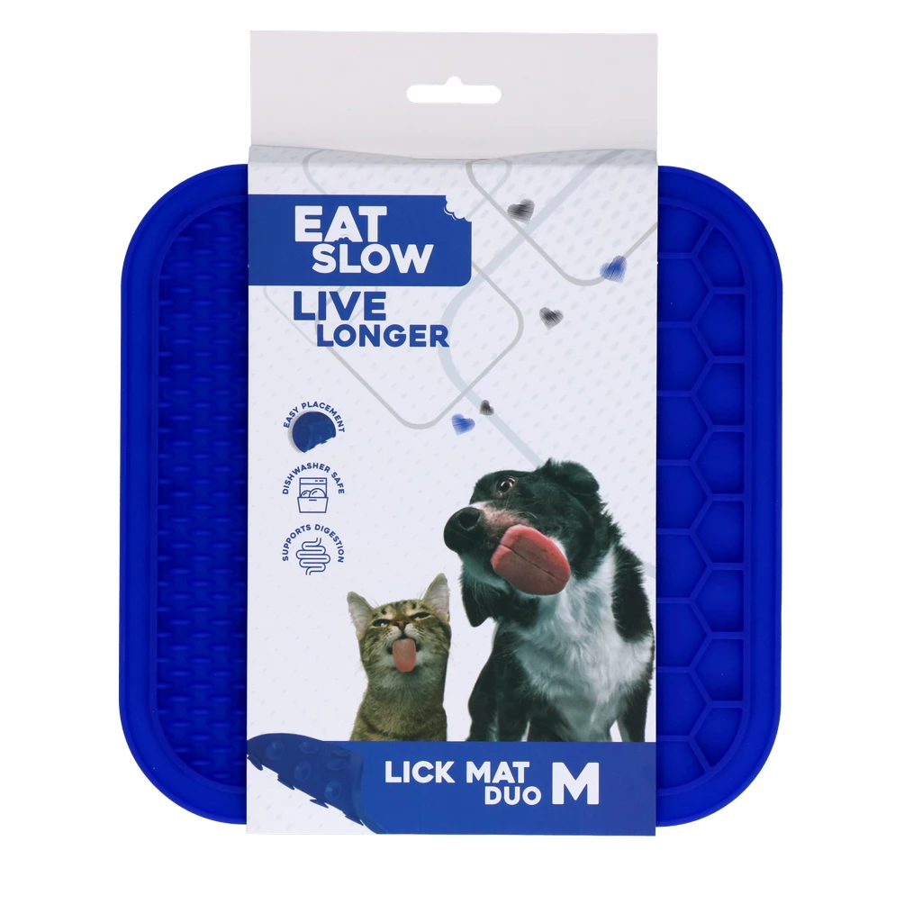 Blaue Schleckmatte ‚Eat Slow Live Longer‘ für Hunde und Katzen, mit Tierabbildungen auf der Verpackung und Hinweisen zu Zahnpflege und stressreduzierender Wirkung.
