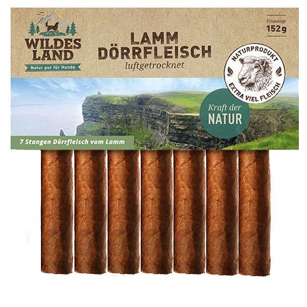 Verpackung mit Hundesnacks, illustriert mit einer Landschaft mit Felsen und Natur. Im Vordergrund sind längliche Fleischsticks zu sehen.