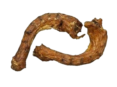 Zwei gebogene, braune Hühnerhälse mit knorpeliger Struktur und sichtbaren Wirbelansätzen. Die Oberfläche ist hart, leicht glänzend und unregelmäßig geformt.