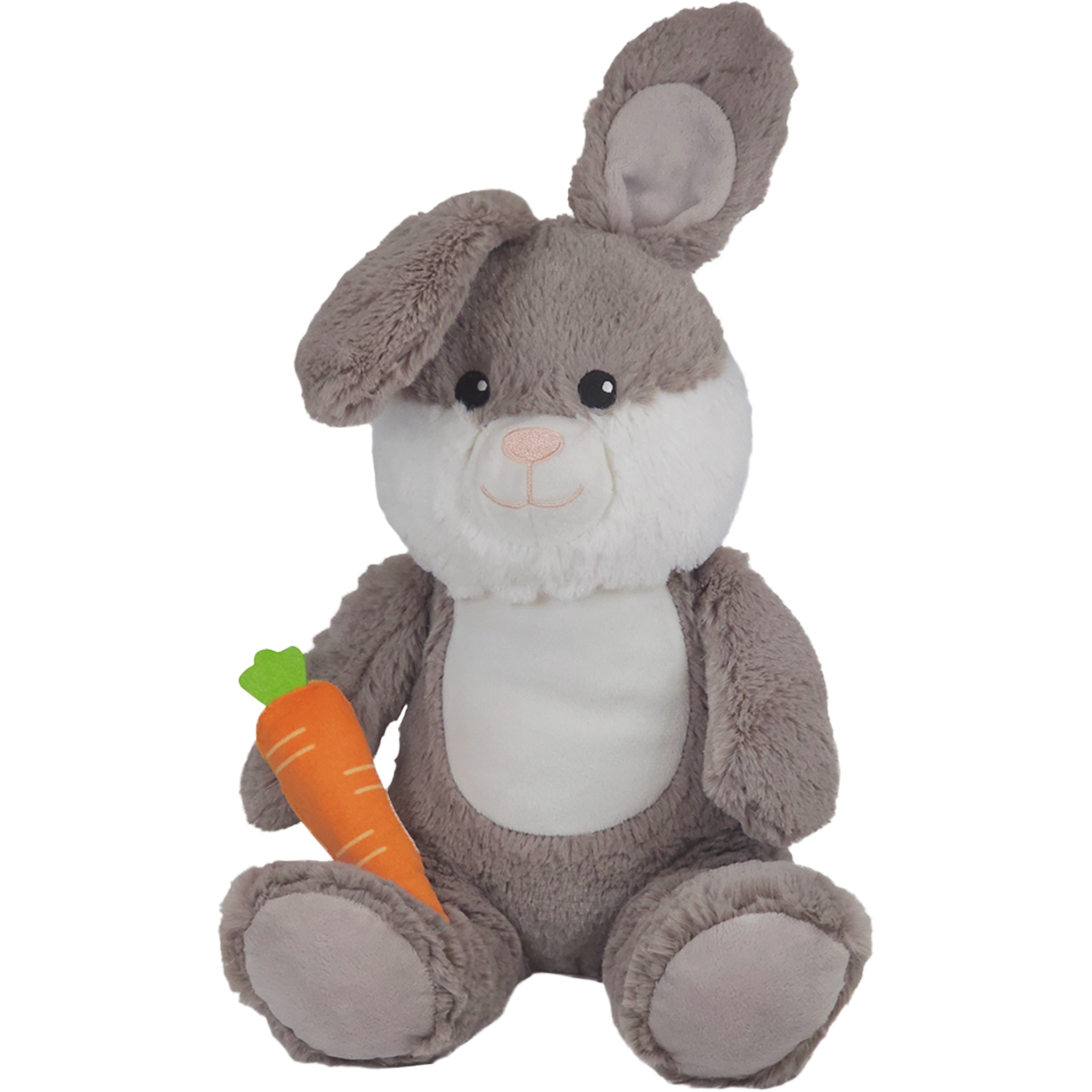 Ein sitzender Plüschhase in Braun und Weiß mit weichem Fell, langen Ohren und gesticktem Gesicht. In der Pfote hält er eine orange Karotte mit grünem Blatt.