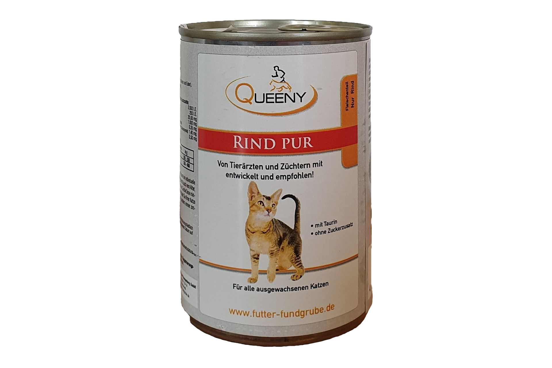 Eine silberne Konservendose mit weiß-orangefarbenem Etikett der Marke Queeny. Aufschrift „Rind pur“, mit Katzenmotiv und roten sowie orangefarbenen Designelementen.