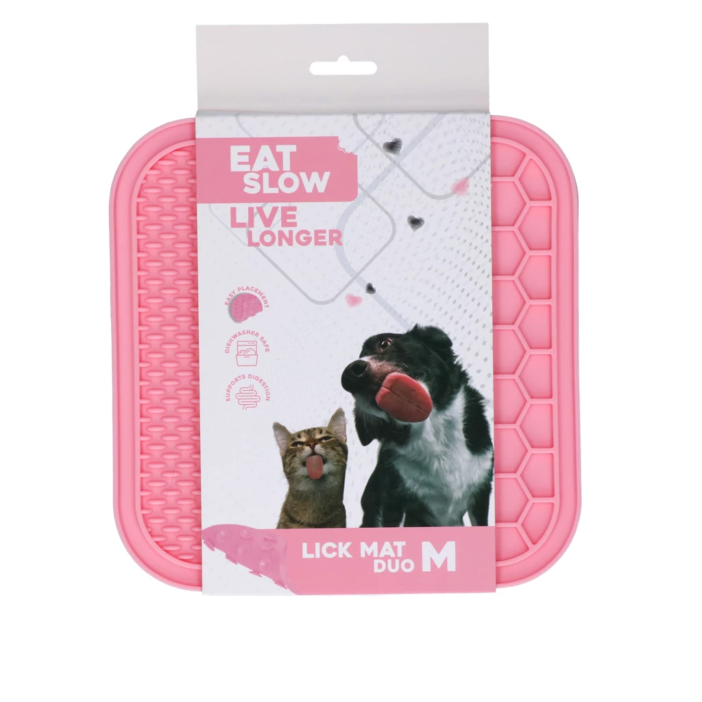 Rosa Schleckmatte ‚Eat Slow Live Longer‘ für Hunde und Katzen, mit Tierabbildungen auf der Verpackung und Hinweisen zu Zahnpflege und stressreduzierender Wirkung.