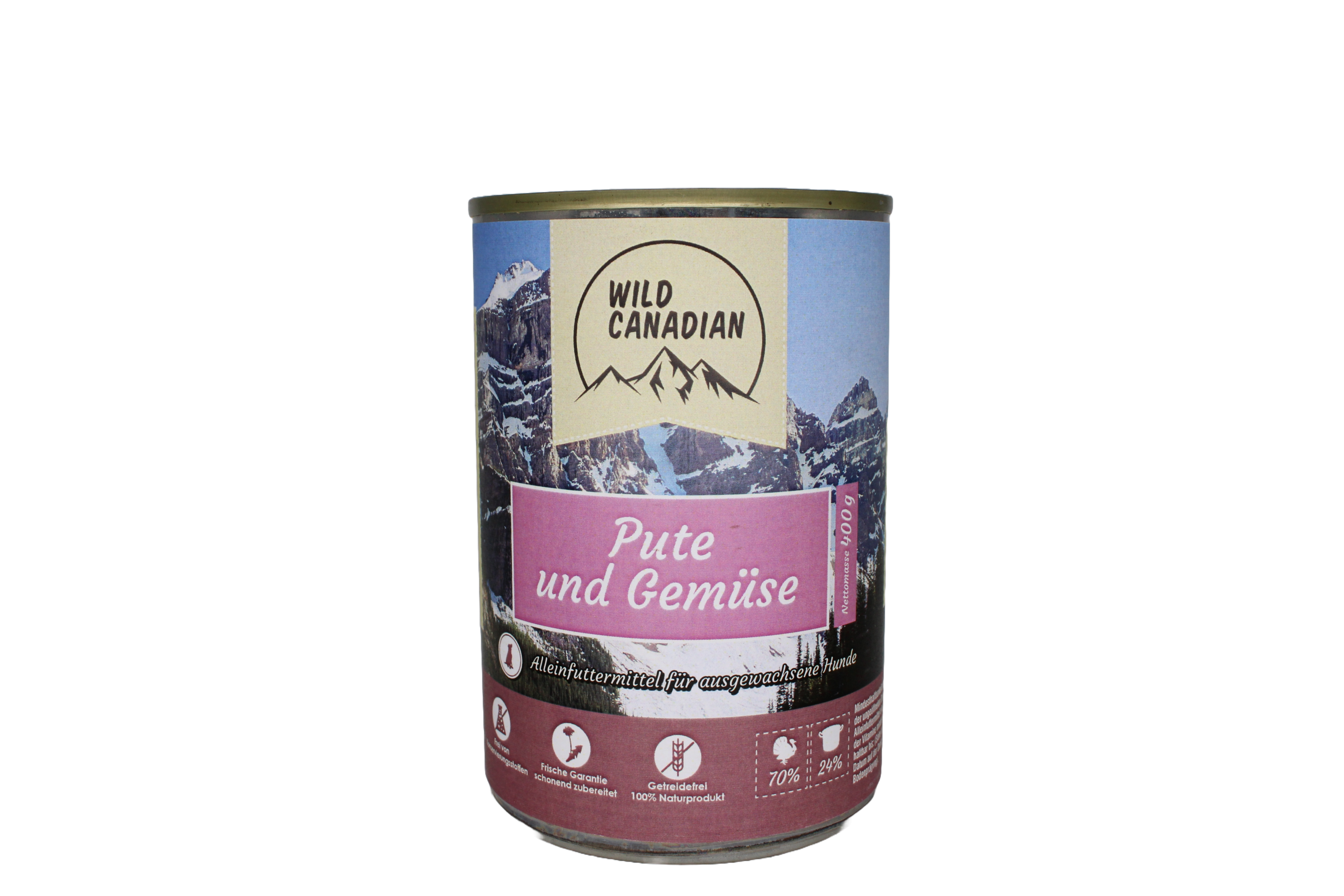 Eine Futterdose mit Berglandschaft im Hintergrund und rosa Etikett mit der Aufschrift „Pute und Gemüse“. Die Dose ist rund und zeigt Symbole für Qualität und Zusammensetzung.