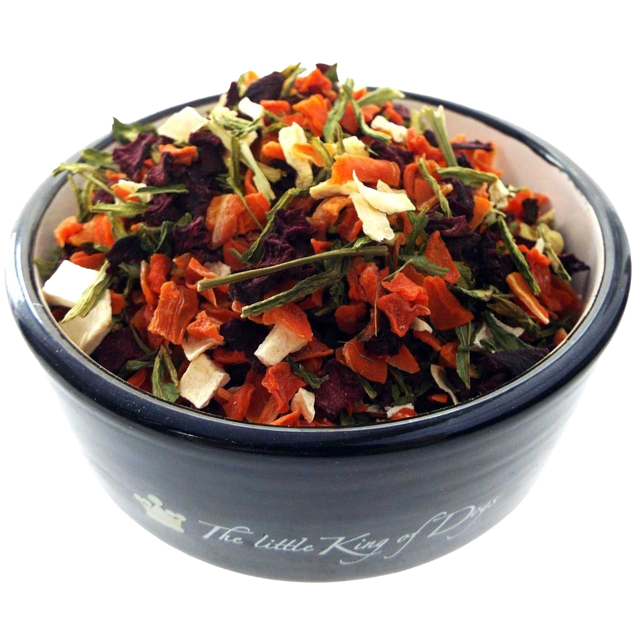 Eine dunkelblaue Futterschale mit bunter Deluxe-Gemüsemischung aus groben, getrockneten Stücken in Orange, Grün, Weiß und Dunkelrot, darunter auch lange Stängel.