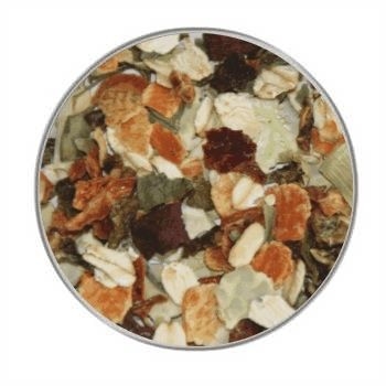 Ein grobes Müsli mit Haferflocken, getrockneten Gemüseflocken in Grün, Orange und Beige sowie vereinzelten Blattstücken in unregelmäßiger Form.