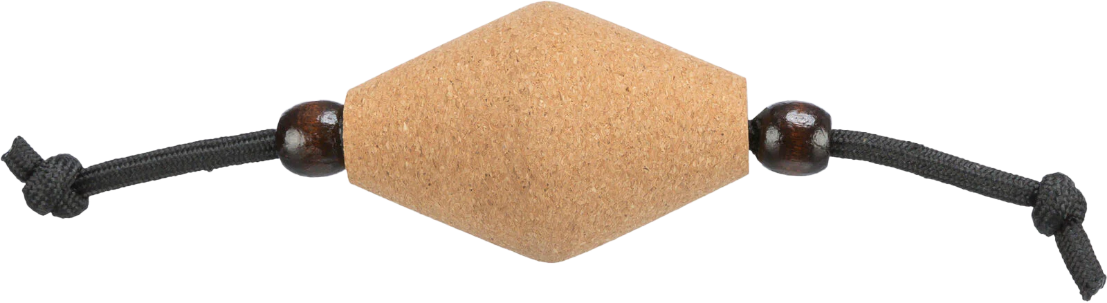 Ein längliches Hundespielzeug mit mittigem Korkelement in natürlichem Braun, körniger Oberfläche, seitlich je eine dunkle Holzkugel und schwarzes, geknotetes Textilseil, freigestellt.