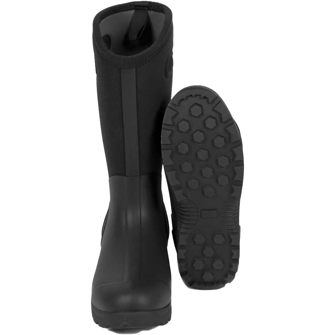 Schwarze Gummistiefel, einer stehend, der andere mit sichtbarer Profilsohle nach vorn gerichtet, geeignet für nasse Bedingungen.