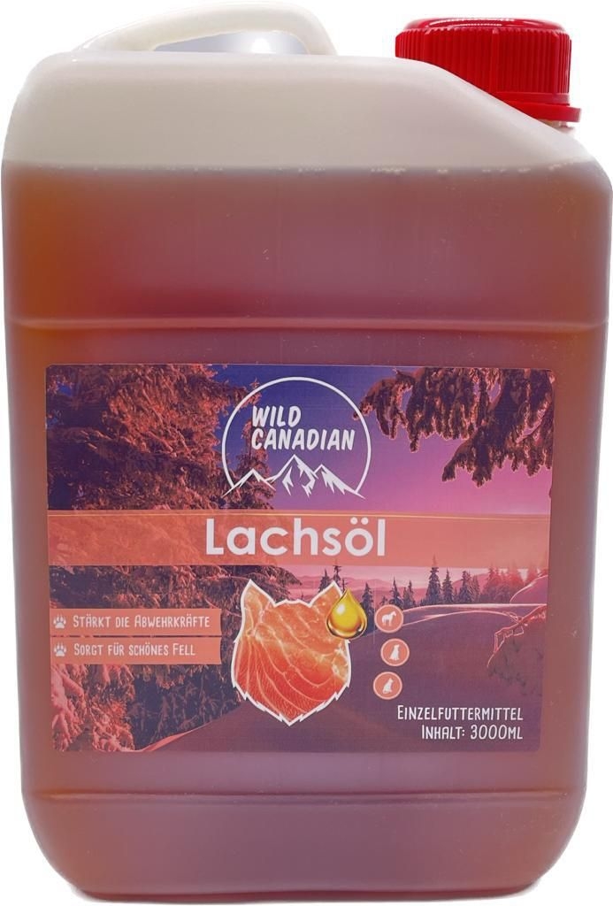 Ein transparenter Kunststoffkanister mit rotem Schraubdeckel und Etikett ‚Lachsöl‘. Darauf ein Lachsfilet mit Öltropfen vor violett-orangefarbenem Waldmotiv.
