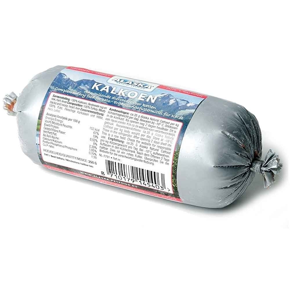 Eine kleine Frostfleischrolle mit rotem Etikett und der Aufschrift „Kalkoen“. Verpackt in einem grauen Kunstdarm. Die Füllung ist nicht sichtbar.