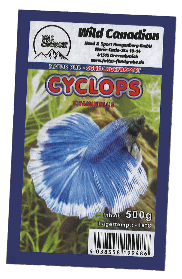 Cyclops Flachtafel Verpackung Fischfutter ‚Cyclops‘ der Marke Wild Canadian mit Bild eines blauen Fisches, Angaben zu Inhalt, Lagerung und Hersteller.
