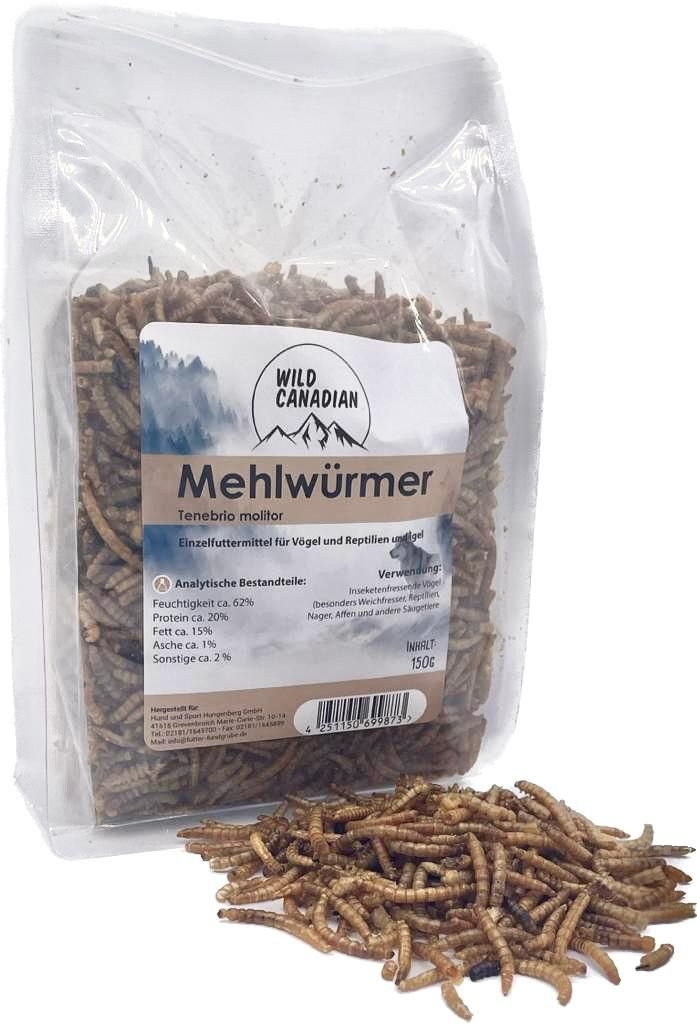 Eine durchsichtige Kunststoffverpackung mit braunem Etikett und der Aufschrift „Mehlwürmer“. Davor liegt ein kleiner Haufen getrockneter Mehlwürmer auf weißem Hintergrund.
