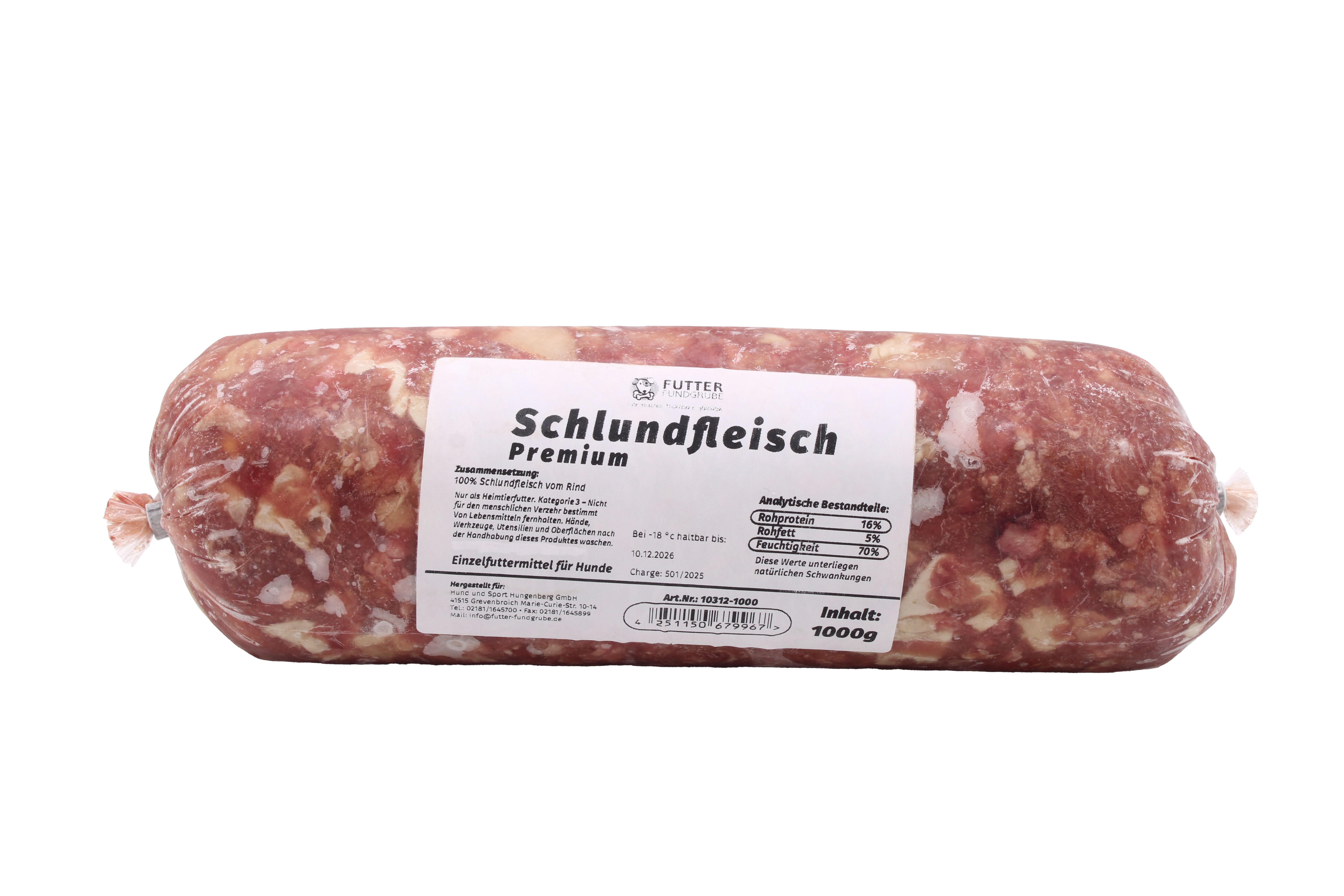 Eine Frostfleischrolle mit weißem Etikett und der Aufschrift „Schlundfleisch“. Verpackt in einem nicht essbaren Kunstdarm. Die Füllung ist grob gewolft mit hellen Fettstücken.