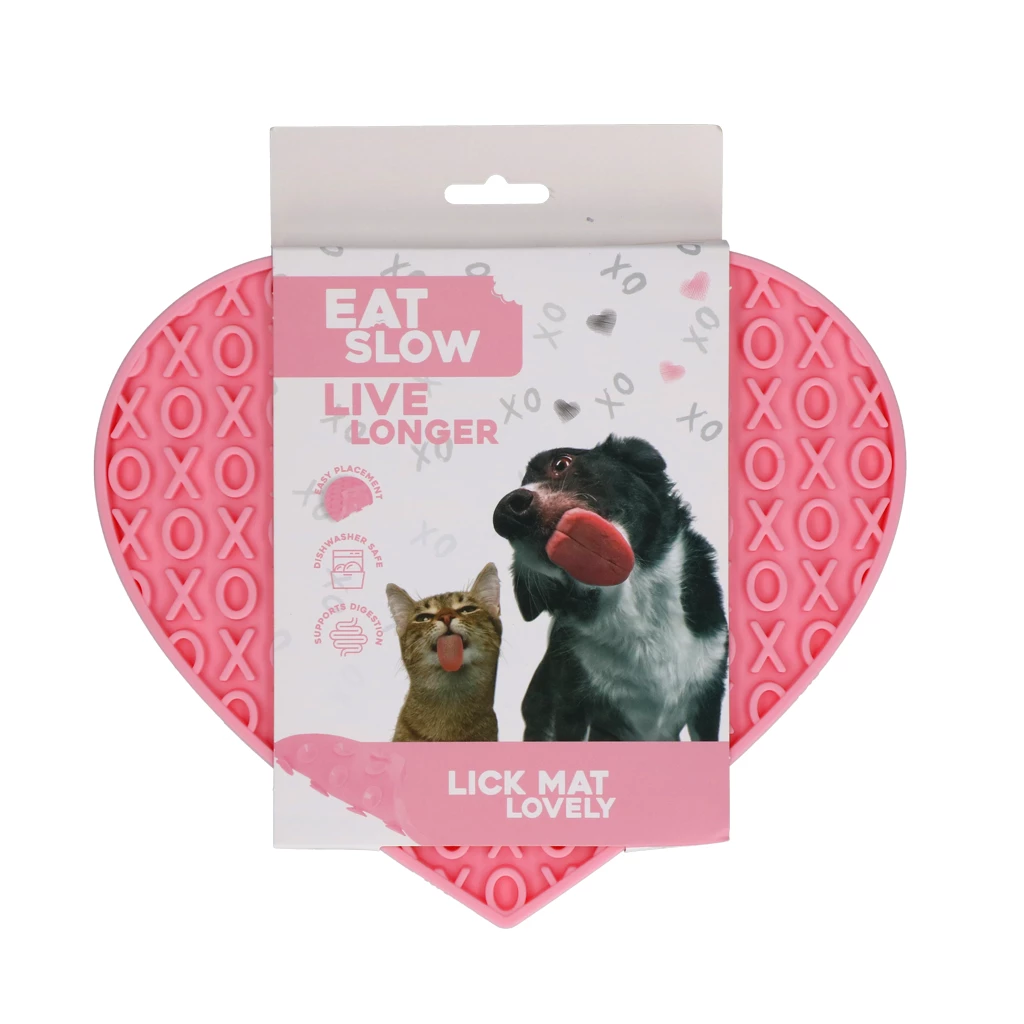 Herzförmige rosa Schleckmatte ‚Eat Slow Live Longer – Lick Mat Lovely‘ für Hunde und Katzen, in Verpackung mit Tierabbildungen und Hinweisen zu Verdauung und Anwendung.