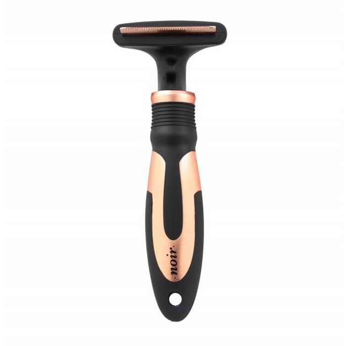 Breite, flache Fellbürste in Schwarz und Kupfer mit feinen Zähnen und ergonomischem Griff mit Gummielementen zur Fellpflege bei Haustieren.