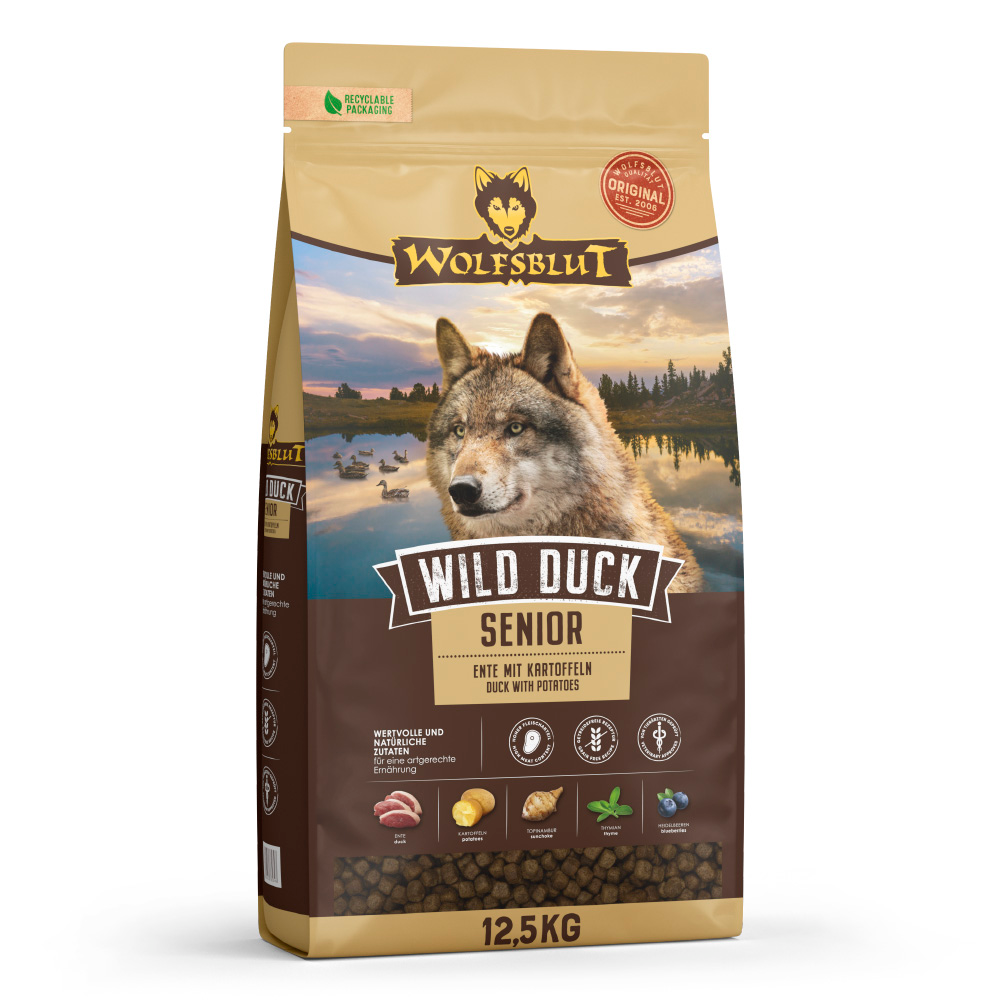 Verpackung mit Hundefutter, illustriert mit einem Wolf und Naturmotiven. Im Hintergrund sind stilisierte Pflanzen und Landschaftselemente zu sehen.