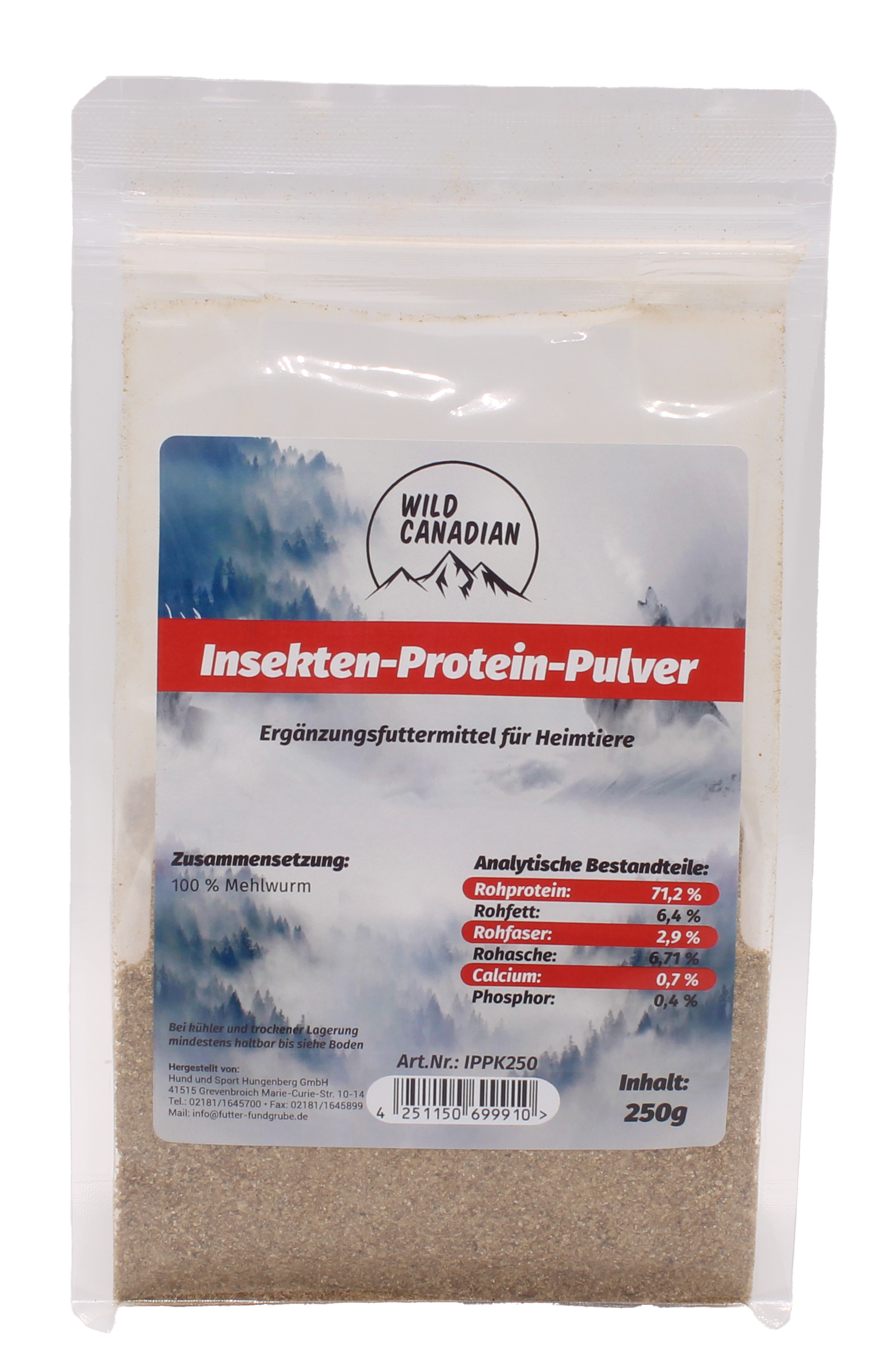 Ein transparenter Kunststoffbeutel mit hellbraunem Pulver und Etikett mit der Aufschrift „Insekten-Protein-Pulver“. Das Etikett zeigt eine Berglandschaft in Blau-Weiß mit rotem Schriftbalken.