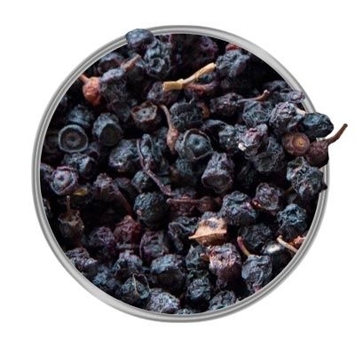 Getrocknete, schwarz-violette Heidelbeeren mit Stielresten, locker in einer runden, silber umrandeten Schale verteilt.