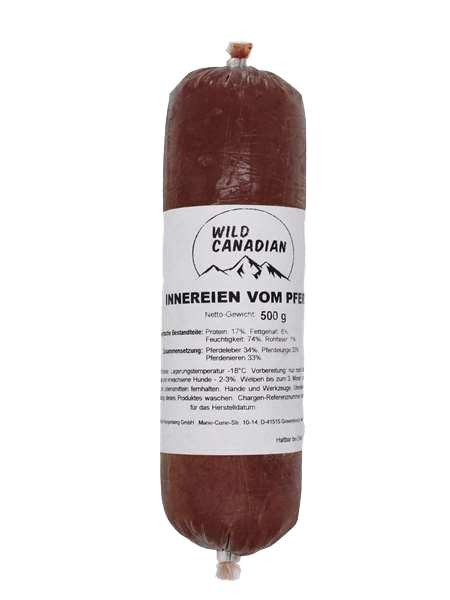 Eine Frostfleischrolle mit weißem Etikett und der Aufschrift „Innereien vom Pferd“. Verpackt in einem nicht essbaren Kunstdarm. Die Füllung ist fein gewolft und dunkelrot.