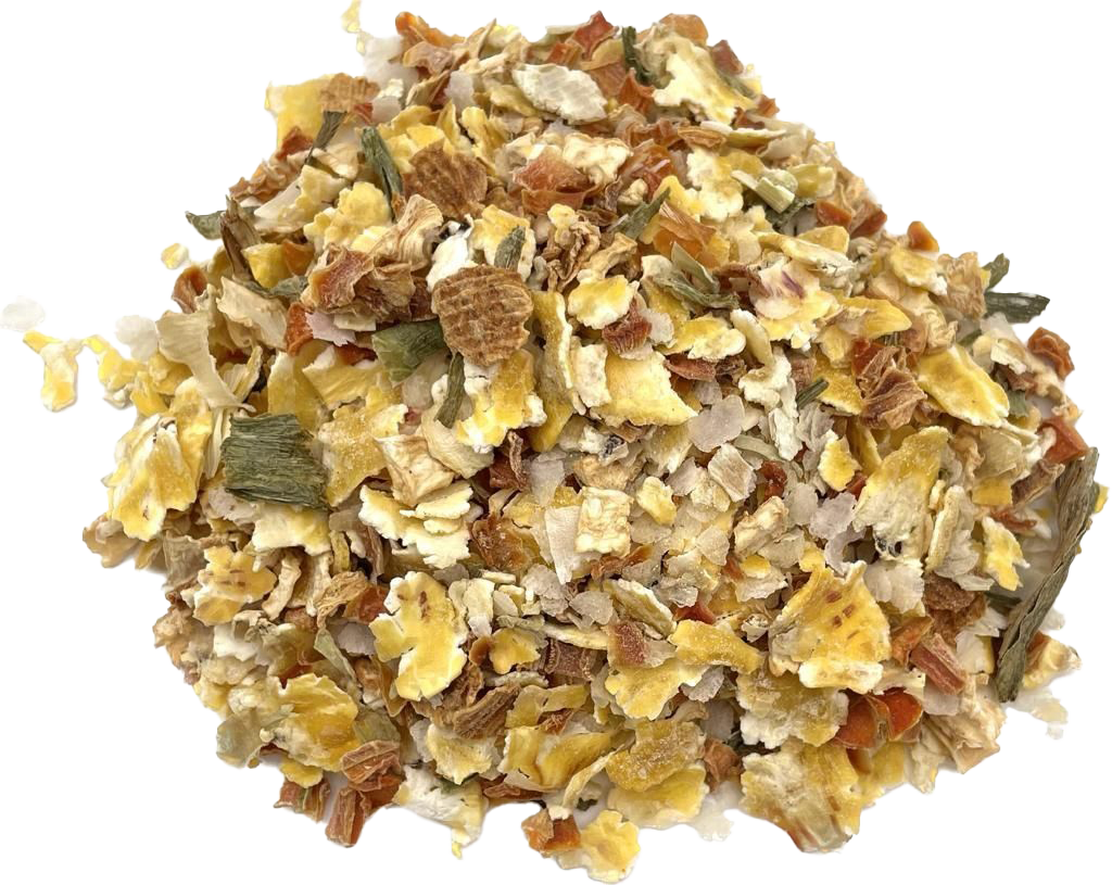 Eine grobe Gemüsemischung mit gelben, grünen, weißen und orangefarbenen Flocken, teilweise gewellt oder gewürfelt, lose auf weißem Untergrund verteilt.