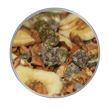 Eine Früchtemischung mit Luzerne: sichtbar sind getrocknete Bananenscheiben, dunkle Fruchtwürfel, grüne Luzerne-Pellets und braune Flocken in grober Struktur.