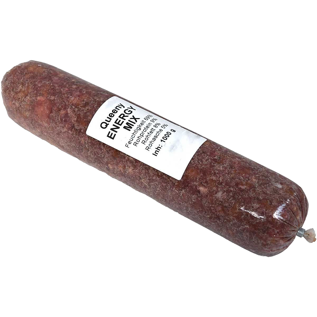 Energy-Mix 7 x 1000 g Eine Frostfleischrolle mit weißem Etikett und der Aufschrift „Queeny Energy Mix“. Verpackt in einem nicht essbaren Kunstdarm. Die Füllung ist grob gewolft und dunkelrot marmoriert.