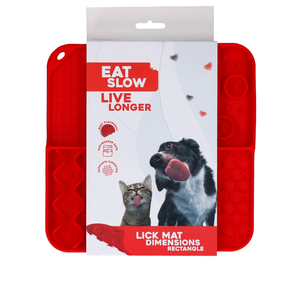 Rote Schleckmatte ‚Eat Slow Live Longer‘ für Hunde und Katzen, mit Tierabbildungen auf der Verpackung und Hinweisen zu einfacher Anwendung und Spülmaschineneignung.
