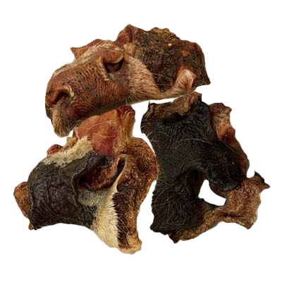 Drei getrocknete Rindernasen mit Fell in Schwarz- und Brauntönen. Die Stücke sind grob, dick, unregelmäßig gekrümmt und an der Oberfläche stark strukturiert.