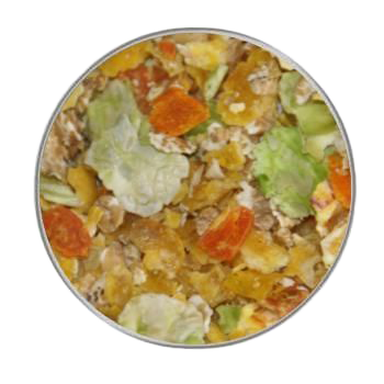 Eine bunte Flockenmischung mit orangenen, grünen und gelben Gemüsechips sowie kleinen Haferflocken, in einer kreisförmigen Draufsicht gleichmäßig verteilt.